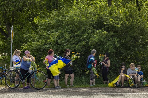 Local residents welcome released Ukrainians in Chervihiv CHERNIHIV, UKRAINE - JUNE 26: Local residents hold Ukrainian flags and flowers along a roadside in a village to welcome home released Ukrainian prisoners of war following a prisoner exchange between Russia and Ukraine on June 26, 2026, in Chervihiv, Ukraine. Maksym Kishka Anadolu Chervihiv Ukraine. Editorial use only. Please get in touch for any other usage.  Copyright: x2026xAnadoluxMaksymxKishkax