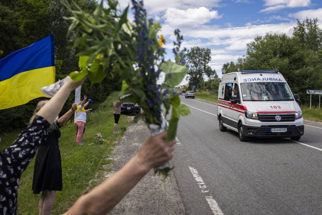 Local residents welcome released Ukrainians in Chervihiv CHERNIHIV, UKRAINE - JUNE 26: Local residents hold Ukrainian flags and flowers along a roadside in a village to welcome home released Ukrainian prisoners of war following a prisoner exchange between Russia and Ukraine on June 26, 2026, in Chervihiv, Ukraine. Maksym Kishka Anadolu Chervihiv Ukraine. Editorial use only. Please get in touch for any other usage.  Copyright: x2026xAnadoluxMaksymxKishkax