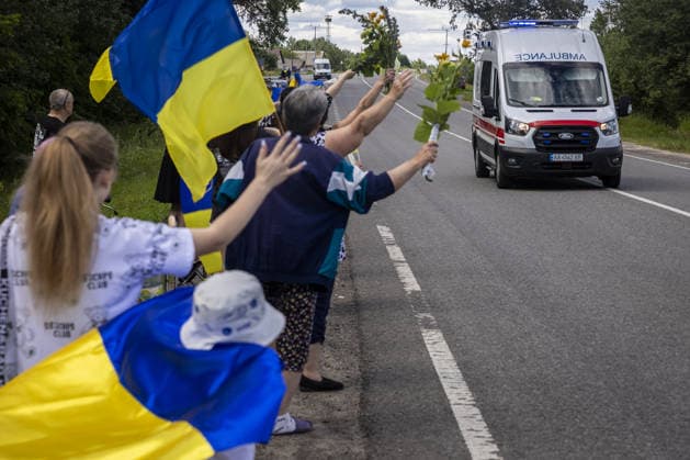 Local residents welcome released Ukrainians in Chervihiv CHERNIHIV, UKRAINE - JUNE 26: Local residents hold Ukrainian flags and flowers along a roadside in a village to welcome home released Ukrainian prisoners of war following a prisoner exchange between Russia and Ukraine on June 26, 2026, in Chervihiv, Ukraine. Maksym Kishka Anadolu Chervihiv Ukraine. Editorial use only. Please get in touch for any other usage.  Copyright: x2026xAnadoluxMaksymxKishkax