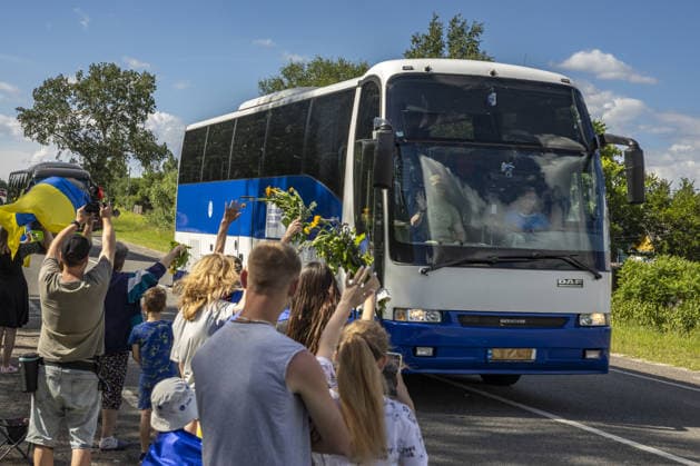 Local residents welcome released Ukrainians in Chervihiv CHERNIHIV, UKRAINE - JUNE 26: Local residents hold Ukrainian flags and flowers along a roadside in a village to welcome home released Ukrainian prisoners of war following a prisoner exchange between Russia and Ukraine on June 26, 2026, in Chervihiv, Ukraine. Maksym Kishka Anadolu Chervihiv Ukraine. Editorial use only. Please get in touch for any other usage.  Copyright: x2026xAnadoluxMaksymxKishkax