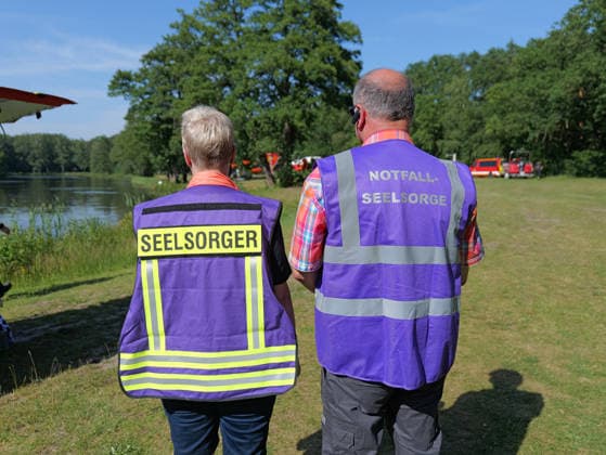 Badeunfall am Parksee Lohne MIt einem Großaufgebot an Booten und Tauchern suchte die Feuerwehr heute Nachmittag am Parksee Lohne nach einem untergegangenen Kind. *** Swimming Accident at Parksee Lohne: This afternoon, the fire department searched Parksee Lohne for a child who had gone under, deploying a large number of boats and divers. Copyright: xBerndxGüntherx