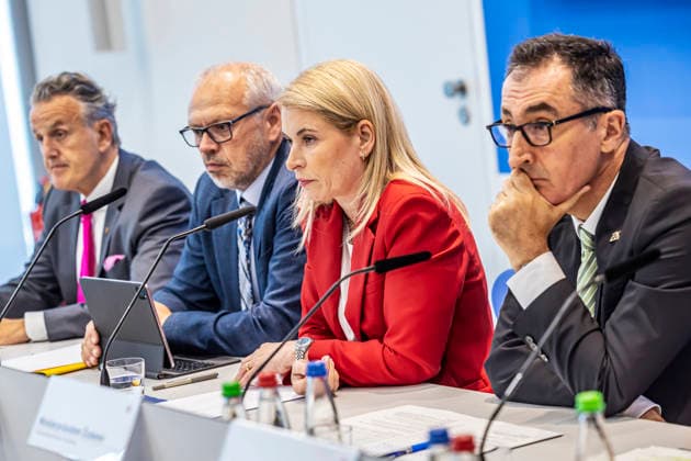 Der Durchgangsbahnhof von Stuttgart 21 wird frühestens 2031 fertig, die Projektkosten klettern auf mehr als 14,5 Milliarden Euro. Sitzung des Lenkungskreis Stuttgart 21 mit der DB-Vorstandsvorsitzenden Evelyn Palla und Ministerpräsident Cem Özdemir. 26.06.2026, Stuttgart, Baden-Württemberg, Deutschland *** The Stuttgart 21 through station will not be completed until 2031 at the earliest, and project costs are climbing to more than 14.5 billion euros. Meeting of the Stuttgart 21 Steering Committee with DB CEO Evelyn Palla and Minister President Cem Özdemir on June 26, 2026, in Stuttgart, Baden-Württemberg, Germany