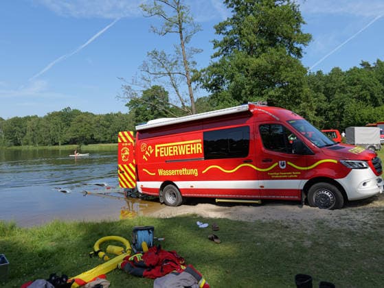 Badeunfall am Parksee Lohne MIt einem Großaufgebot an Booten und Tauchern suchte die Feuerwehr heute Nachmittag am Parksee Lohne nach einem untergegangenen Kind. *** Swimming Accident at Parksee Lohne: This afternoon, the fire department searched Parksee Lohne for a child who had gone under, deploying a large number of boats and divers. Copyright: xBerndxGüntherx