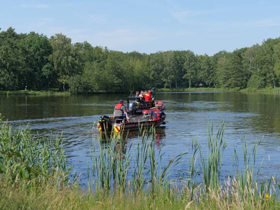 Badeunfall am Parksee Lohne MIt einem Großaufgebot an Booten und Tauchern suchte die Feuerwehr heute Nachmittag am Parksee Lohne nach einem untergegangenen Kind. *** Swimming Accident at Parksee Lohne: This afternoon, the fire department searched Parksee Lohne for a child who had gone under, deploying a large number of boats and divers. Copyright: xBerndxGüntherx