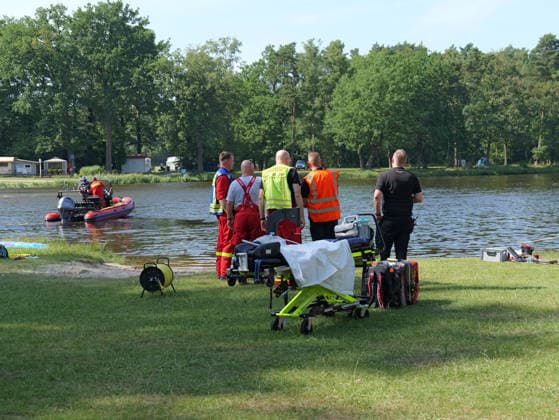 Badeunfall am Parksee Lohne Am Ufer wartet der Rettungsdienst und Notarzt auf die Bergung des Kindes. *** Swimming Accident at Parksee Lohne: Emergency responders and an emergency physician are waiting on the shore for the child to be rescued Copyright: xBerndxGüntherx