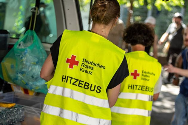 Hitze-Rekord in Stuttgart: DRK-Hitzebus im Dauereinsatz, Der Deutsche Wetterdienst (DWD) hat eine amtliche Hitzewarnung herausgegeben, während in Stuttgart die Thermometer auf Rekordwerte klettern. Um die Menschen auf den Straßen vor den extremen Temperaturen zu schützen, ist das DRK Stuttgart ab sofort mit dem Hitzebus im Dauereinsatz. Rund 58 ehrenamtliche Helferinnen und Helfer teilen sich die Schichten auf, um Betroffene unermüdlich mit kühlem Wasser, Sonnencreme und lebenswichtiger Hilfe zu versorgen. Stuttgart Baden Württemberg Deutschland *** Record Heat in Stuttgart: DRK Heat Bus in Continuous Operation. The German Weather Service (DWD) has issued an official heat warning as thermometers in Stuttgart climb to record highs. To