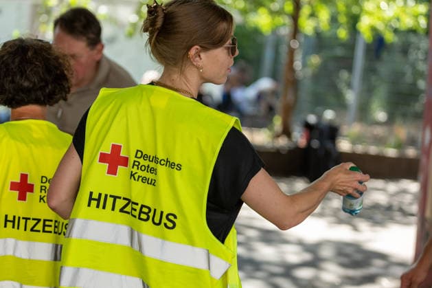 Hitze-Rekord in Stuttgart: DRK-Hitzebus im Dauereinsatz, Der Deutsche Wetterdienst (DWD) hat eine amtliche Hitzewarnung herausgegeben, während in Stuttgart die Thermometer auf Rekordwerte klettern. Um die Menschen auf den Straßen vor den extremen Temperaturen zu schützen, ist das DRK Stuttgart ab sofort mit dem Hitzebus im Dauereinsatz. Rund 58 ehrenamtliche Helferinnen und Helfer teilen sich die Schichten auf, um Betroffene unermüdlich mit kühlem Wasser, Sonnencreme und lebenswichtiger Hilfe zu versorgen. Stuttgart Baden Württemberg Deutschland *** Record Heat in Stuttgart: DRK Heat Bus in Continuous Operation. The German Weather Service (DWD) has issued an official heat warning as thermometers in Stuttgart climb to record highs. To