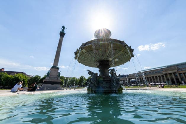 Hitze-Rekord in Stuttgart: DWD warnt vor Hitze, Der Deutsche Wetterdienst (DWD) hat eine amtliche Warnung vor extremer Hitze für Stuttgart herausgegeben. Im dicht bebauten Stadtgebiet droht aufgrund verringerter nächtlicher Abkühlung eine extreme Wärmebelastung mit historischen Höchstwerten von örtlich bis zu 40 Grad. Stuttgart Baden Württemberg Deutschland *** Record Heat in Stuttgart: DWD Issues Heat Warning, The German Weather Service (DWD) has issued an official warning of extreme heat for Stuttgart. In the densely built-up urban area, reduced nighttime cooling poses a risk of extreme heat stress, with local temperatures reaching historic highs of up to 40 degrees. Stuttgart, Baden-Württemberg, Germany