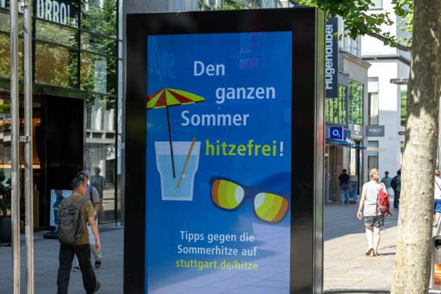 Hitze-Rekord in Stuttgart: DWD warnt vor Hitze, Der Deutsche Wetterdienst (DWD) hat eine amtliche Warnung vor extremer Hitze für Stuttgart herausgegeben. Im dicht bebauten Stadtgebiet droht aufgrund verringerter nächtlicher Abkühlung eine extreme Wärmebelastung mit historischen Höchstwerten von örtlich bis zu 40 Grad. Stuttgart Baden Württemberg Deutschland *** Record Heat in Stuttgart: DWD Issues Heat Warning, The German Weather Service (DWD) has issued an official warning of extreme heat for Stuttgart. In the densely built-up urban area, reduced nighttime cooling poses a risk of extreme heat stress, with local temperatures reaching historic highs of up to 40 degrees. Stuttgart, Baden-Württemberg, Germany