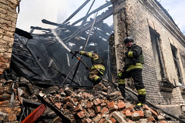Rescuers from the State Emergency Service pour water to extinguish a fire in a one-storey building, Zaporizhzhia, Ukraine, June 26, 2026. In the afternoon, Russian forces launched two ballistic missiles at the city centre. The attack partially destroyed a one-storey office building, damaged warehouses, shattered windows and damaged the facades and roofs of nearby residential buildings, and set four cars on fire. At least 15 people were injured, including a nine-year-old child. (Photo by Dmytro Smolienko Ukrinform) Russian occupiers attack Zaporizhzhia with ballistic missiles  Copyright: xDmytroxSmolienkox