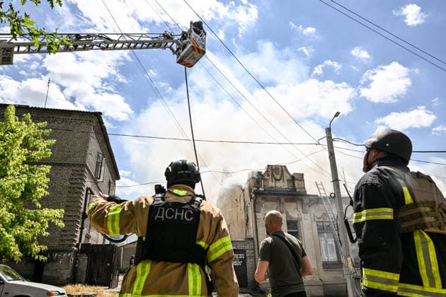 Rescuers from the State Emergency Service use an aerial work platform to extinguish a massive fire on the roof of a one-storey building that was partially destroyed by a Russian attack, Zaporizhzhia, Ukraine, June 26, 2026. In the afternoon, Russian forces launched two ballistic missiles at the city centre. The attack partially destroyed a one-storey office building, damaged warehouses, shattered windows and damaged the facades and roofs of nearby residential buildings, and set four cars on fire. At least 15 people were injured, including a nine-year-old child. (Photo by Dmytro Smolienko Ukrinform) Russian occupiers attack Zaporizhzhia with ballistic missiles  Copyright: xDmytroxSmolienkox