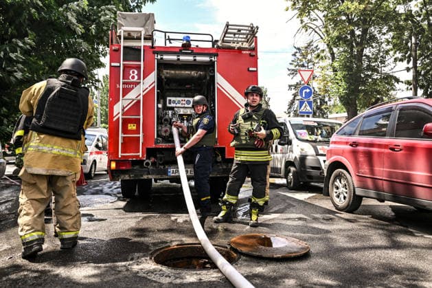 Rescuers from the State Emergency Service deal with the consequences of a Russian attack, Zaporizhzhia, Ukraine, June 26, 2026. In the afternoon, Russian forces launched two ballistic missiles at the city centre. The attack partially destroyed a one-storey office building, damaged warehouses, shattered windows and damaged the facades and roofs of nearby residential buildings, and set four cars on fire. At least 15 people were injured, including a nine-year-old child. (Photo by Dmytro Smolienko Ukrinform) Russian occupiers attack Zaporizhzhia with ballistic missiles  Copyright: xDmytroxSmolienkox