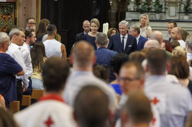 Queen Mathilde of Belgium, King Philippe - Filip of Belgium and Buggenhout mayor Geert Hermans pictured during a commemorative ceremony in honour of the victims of last May accident between a train and a minivan, at the railway crossing Vierhuizen, in Buggenhout, Tuesday 26 May 2026. On May 26th, four people died in the traffic accident: two pupils, the driver and a supervisor.  NICOLASxMAETERLINCK 179432239