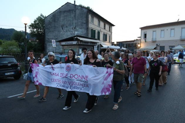 RECORD DATE NOT STATED IPA86100809 - Start of the torchlight procession to commemorate the victims of the double homicide in Camaiore. Leading the procession is Camaiore Mayor Marcello Pierucci  Copyright: xx xx 86100809.jpeg