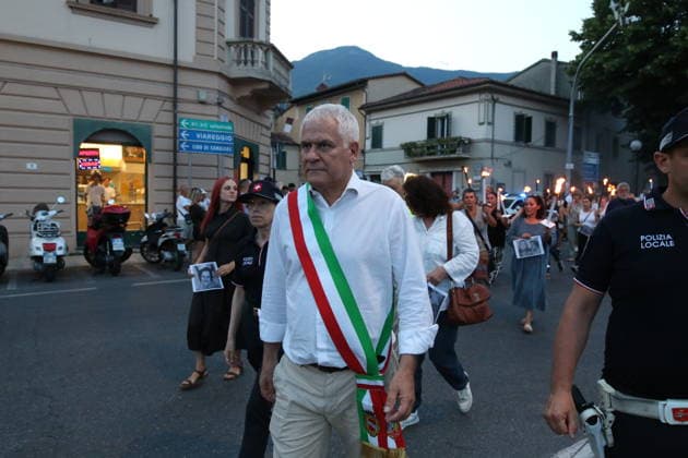 RECORD DATE NOT STATED IPA86100815 - Start of the torchlight procession to commemorate the victims of the double homicide in Camaiore. Leading the procession is Camaiore Mayor Marcello Pierucci  Copyright: xx xx 86100815.jpeg