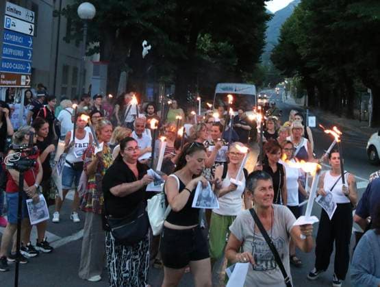 RECORD DATE NOT STATED IPA86100817 - Start of the torchlight procession to commemorate the victims of the double homicide in Camaiore. Leading the procession is Camaiore Mayor Marcello Pierucci  Copyright: xx xx 86100817.jpeg