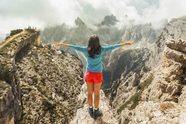 Luftaufnahme Wanderin am Aussichtspunkt mit offenen Armen mit Blick auf die Gipfel der Cadini di Misurina, Dolomiten, Italien. Unesco Erbe. Reisegruppenreise italienische Alpen. Tourismus Europa Aerial view Woman hiker on viewpoint with Open Arms Overlooking Cadini di Misurina Peaks Dolomites Italy. Unesco heritage. Tour group travel italian alps. Tourism Europe Copyright: imageBROKER EvaldasxMikoliunas ibxemi18154106.jpg ,model released, Symbolfoto ,property released