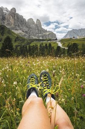 Standpunkt: Aufnahme: Wanderer, Beine, Trekkingschuhe, ruhend, üppig grüne Wiese, gelbe Wildblumen, rustikale Berghütte, zerklüftete Gipfel, Hintergrund, Tre Cime, Dolomiten, Italien Point of view shot hiker legs trekking boots resting lush green meadow yellow wildflowers rustic mountain hut jagged peaks background Tre Cime Dolomites Italy Copyright: imageBROKER EvaldasxMikoliunas ibxemi18154192.jpg ,model released, Symbolfoto ,property released