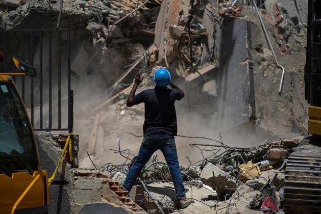 Aftermath Of Earthquakes In Caracas Emergency services work at the site of a collapsed building following earthquakes in Caracas, Venezuela, on June 26, 2026. Caracas Venezuela  Copyright: xJonathanxLanzax originalFilename: lanza-notitle260626_npsCI.jpg