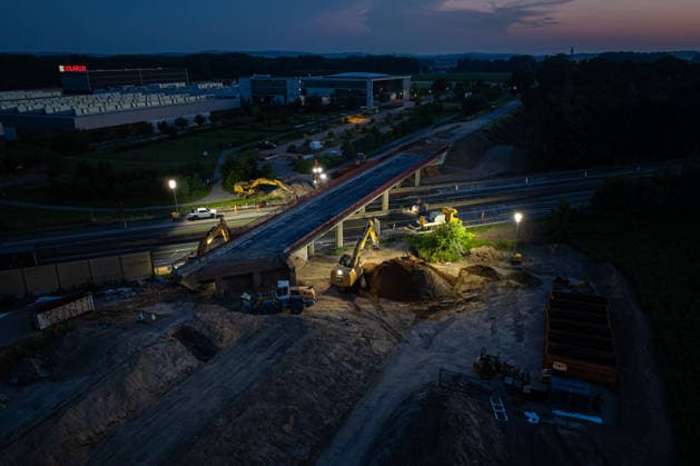 Melle, Deutschland 26.Jun.2026: Im Bild: Luftbild der nächtlichen Abbrucharbeiten an einer Autobahnbrücke über der Bundesautobahn A30 zwischen den Anschlussstellen Melle-Gesmold und Melle-West im Landkreis Osnabrück. Für die Arbeiten wurde die A30 in beiden Fahrtrichtungen voll gesperrt. Landkreis Osnabrück Niedersachsen *** Melle, Germany, June 26, 2026. Pictured: An aerial view of nighttime demolition work on a highway bridge over the A30 federal highway between the Melle-Gesmold and Melle-West interchanges in the Osnabrück district. The A30 was completely closed in both directions for the work. Osnabrück Districtnabrück, Lower Saxony Copyright: xFotostandx xGelhotx