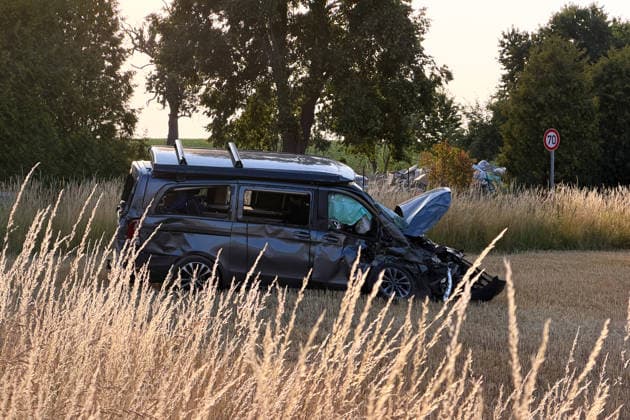 Kollision zweier Campervans Fahrer bewusstlos Rettungshubschrauber im Einsatz Am 26.06.2026 ereignete sich gegen 19:15 Uhr auf der B426 im Kreuzungsbereich der Gemarkung Lengfeld, Abzweig nach Nieder-Klingen bei Otzberg, ein schwerer Verkehrsunfall. Zwei Campervans kollidierten; beide Fahrzeuge waren jeweils nur durch ihren Fahrzeugführer besetzt. Der Fahrer eines Mercedes-Benz Vito wurde verletzt und in ein umliegendes Krankenhaus gebracht; der Fahrer eines Volkswagen T5 wurde schwer verletzt und bewusstlos aufgefunden und mit dem Rettungshubschrauber in eine Klinik geflogen. Zur Klärung der Unfallursache wurde ein Gutachter beauftragt. Der Kreuzungsbereich war für mehrere Stunden gesperrt. Otzberg B426 Kreuzung Unnötig Hesse