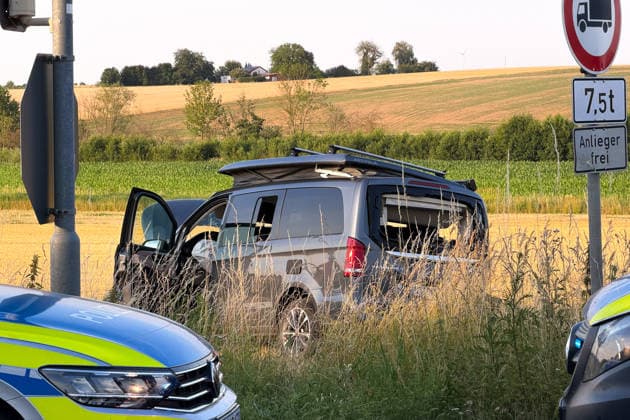 Kollision zweier Campervans Fahrer bewusstlos Rettungshubschrauber im Einsatz Am 26.06.2026 ereignete sich gegen 19:15 Uhr auf der B426 im Kreuzungsbereich der Gemarkung Lengfeld, Abzweig nach Nieder-Klingen bei Otzberg, ein schwerer Verkehrsunfall. Zwei Campervans kollidierten; beide Fahrzeuge waren jeweils nur durch ihren Fahrzeugführer besetzt. Der Fahrer eines Mercedes-Benz Vito wurde verletzt und in ein umliegendes Krankenhaus gebracht; der Fahrer eines Volkswagen T5 wurde schwer verletzt und bewusstlos aufgefunden und mit dem Rettungshubschrauber in eine Klinik geflogen. Zur Klärung der Unfallursache wurde ein Gutachter beauftragt. Der Kreuzungsbereich war für mehrere Stunden gesperrt. Otzberg B426 Kreuzung Unnötig Hesse