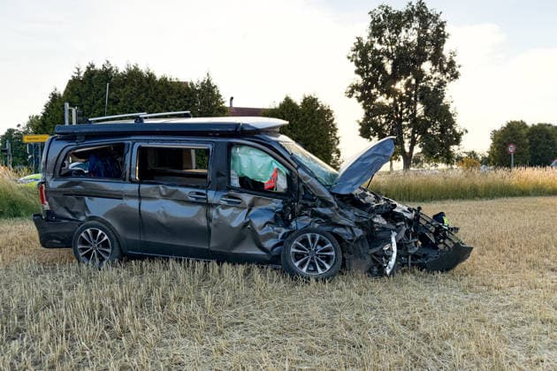 Kollision zweier Campervans Fahrer bewusstlos Rettungshubschrauber im Einsatz Am 26.06.2026 ereignete sich gegen 19:15 Uhr auf der B426 im Kreuzungsbereich der Gemarkung Lengfeld, Abzweig nach Nieder-Klingen bei Otzberg, ein schwerer Verkehrsunfall. Zwei Campervans kollidierten; beide Fahrzeuge waren jeweils nur durch ihren Fahrzeugführer besetzt. Der Fahrer eines Mercedes-Benz Vito wurde verletzt und in ein umliegendes Krankenhaus gebracht; der Fahrer eines Volkswagen T5 wurde schwer verletzt und bewusstlos aufgefunden und mit dem Rettungshubschrauber in eine Klinik geflogen. Zur Klärung der Unfallursache wurde ein Gutachter beauftragt. Der Kreuzungsbereich war für mehrere Stunden gesperrt. Otzberg B426 Kreuzung Unnötig Hesse