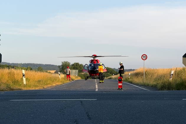 Kollision zweier Campervans Fahrer bewusstlos Rettungshubschrauber im Einsatz Am 26.06.2026 ereignete sich gegen 19:15 Uhr auf der B426 im Kreuzungsbereich der Gemarkung Lengfeld, Abzweig nach Nieder-Klingen bei Otzberg, ein schwerer Verkehrsunfall. Zwei Campervans kollidierten; beide Fahrzeuge waren jeweils nur durch ihren Fahrzeugführer besetzt. Der Fahrer eines Mercedes-Benz Vito wurde verletzt und in ein umliegendes Krankenhaus gebracht; der Fahrer eines Volkswagen T5 wurde schwer verletzt und bewusstlos aufgefunden und mit dem Rettungshubschrauber in eine Klinik geflogen. Zur Klärung der Unfallursache wurde ein Gutachter beauftragt. Der Kreuzungsbereich war für mehrere Stunden gesperrt. Otzberg B426 Kreuzung Unnötig Hesse