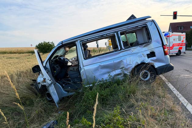 Kollision zweier Campervans Fahrer bewusstlos Rettungshubschrauber im Einsatz Am 26.06.2026 ereignete sich gegen 19:15 Uhr auf der B426 im Kreuzungsbereich der Gemarkung Lengfeld, Abzweig nach Nieder-Klingen bei Otzberg, ein schwerer Verkehrsunfall. Zwei Campervans kollidierten; beide Fahrzeuge waren jeweils nur durch ihren Fahrzeugführer besetzt. Der Fahrer eines Mercedes-Benz Vito wurde verletzt und in ein umliegendes Krankenhaus gebracht; der Fahrer eines Volkswagen T5 wurde schwer verletzt und bewusstlos aufgefunden und mit dem Rettungshubschrauber in eine Klinik geflogen. Zur Klärung der Unfallursache wurde ein Gutachter beauftragt. Der Kreuzungsbereich war für mehrere Stunden gesperrt. Otzberg B426 Kreuzung Unnötig Hesse