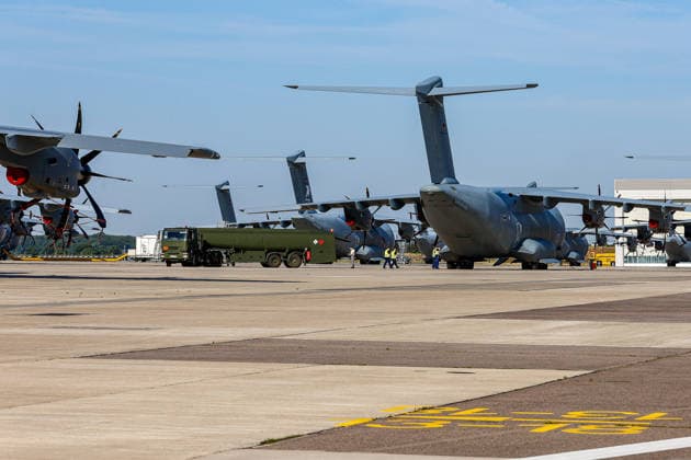 Bundeswehr fliegt mit drei A400M 76 THW-Helfer, 10 Ärzte mit 4 A400M, 29 Tonnen Hilfsgüter ins Erdbebengebiet in Venezuela Auf Vorfeld des Fliegerhorstes Wunstorf stehen A400M. Ein Tankwagen hat eine Transportmaschinen mit Kerosin Flugkraftstoff betankt. Wunstorf Fliegerhorst Wunstorf, LTG 62 Niedersachsen, Region Hannover Germany *** The Bundeswehr is flying 76 THW aid workers and 10 doctors to the earthquake-stricken area in Venezuela on three A400Ms, 29 metric tons of relief supplies to the earthquake-stricken area in Venezuela. A400Ms are parked on the tarmac at Wunstorf Air Base. A fuel truck has refueled one of the transport aircraft with kerosene. Wunstorf Air Base, LTG 62 Lower Saxony, Hanover region, Germany
