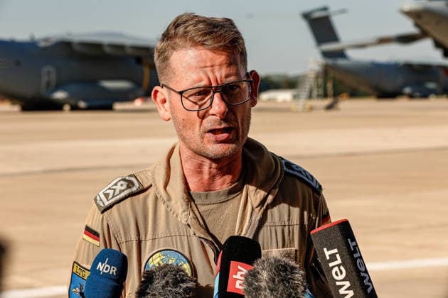 Bundeswehr fliegt mit drei A400M 76 THW-Helfer, 10 Ärzte mit 4 A400M, 29 Tonnen Hilfsgüter ins Erdbebengebiet in Venezuela Ein Technischer Ladungsmeister vom Lufttransportgeschwader 62 erläütert, wie die A400M beladen werden. Wunstorf Fliegerhorst Wunstorf, LTG 62 Niedersachsen, Region Hannover Germany *** The Bundeswehr is flying 76 THW aid workers and 10 doctors to the earthquake-stricken area in Venezuela using four A400M aircraft, 29 metric tons of relief supplies to the earthquake-stricken area in Venezuela A technical loadmaster from Air Transport Wing 62 explains how the A400Ms are loaded Wunstorf Wunstorf Air Base, LTG 62 Lower Saxony, Hanover region, Germany