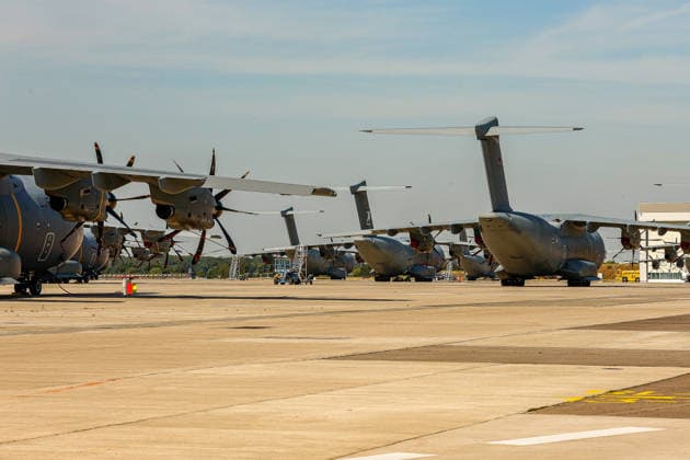 Bundeswehr fliegt mit drei A400M 76 THW-Helfer, 10 Ärzte mit 4 A400M, 29 Tonnen Hilfsgüter ins Erdbebengebiet in Venezuela Auf Vorfeld des Fliegerhorstes Wunstorf stehen A400M. Wunstorf Fliegerhorst Wunstorf, LTG 62 Niedersachsen, Region Hannover Germany *** The Bundeswehr is flying 76 THW rescue workers on three A400Ms, 10 doctors on four A400Ms, 29 metric tons of relief supplies to the earthquake-stricken area in Venezuela. A400Ms are parked on the tarmac at Wunstorf Air Base. Wunstorf Air Base, LTG 62 Lower Saxony, Hanover Region, Germany