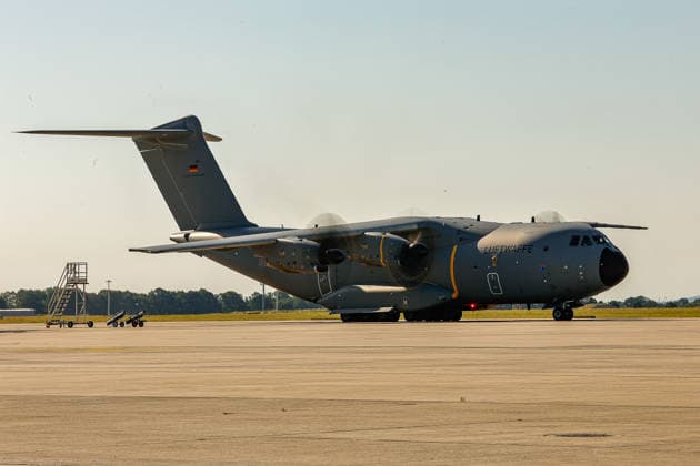 Bundeswehr fliegt mit drei A400M 76 THW-Helfer, 10 Ärzte mit 4 A400M, 29 Tonnen Hilfsgüter ins Erdbebengebiet in Venezuela Ein A400M rollt zur Startbahn. Wunstorf Fliegerhorst Wunstorf, LTG 62 Niedersachsen, Region Hannover Germany *** The Bundeswehr is flying 76 THW rescue workers and 10 doctors to the earthquake-stricken area in Venezuela on four A400Ms, 29 metric tons of relief supplies to the earthquake-stricken area in Venezuela An A400M taxis to the runway at Wunstorf Air Base, LTG 62 Lower Saxony, Hanover region, Germany