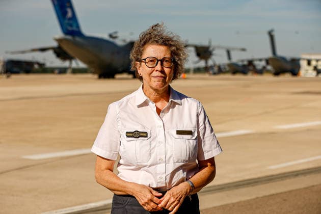Bundeswehr fliegt mit drei A400M 76 THW-Helfer, 10 Ärzte mit 4 A400M, 29 Tonnen Hilfsgüter ins Erdbebengebiet in Venezuela Sabine Lackner ist seit dem 1. Juli 2023 Präsidentin der Bundesanstalt Technisches Hilfswerk. Sie veranschiedet auf dem Fliegerhorst Wunstorf die Helfer, die ins Erdbebengebiet in Venuzuela fliegen. Wunstorf Fliegerhorst Wunstorf, LTG 62 Niedersachsen, Region Hannover Germany *** The Bundeswehr is flying 76 THW aid workers and 10 doctors to the earthquake-stricken area in Venezuela on four A400M aircraft, 29 metric tons of relief supplies to the earthquake-stricken area in Venezuela. Sabine Lackner has been President of the Federal Agency for Technical Relief (THW) since July 1, 2023. She bid farewell to the relief w