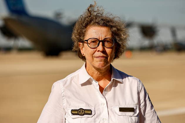 Bundeswehr fliegt mit drei A400M 76 THW-Helfer, 10 Ärzte mit 4 A400M, 29 Tonnen Hilfsgüter ins Erdbebengebiet in Venezuela Sabine Lackner ist seit dem 1. Juli 2023 Präsidentin der Bundesanstalt Technisches Hilfswerk. Sie veranschiedet auf dem Fliegerhorst Wunstorf die Helfer, die ins Erdbebengebiet in Venuzuela fliegen. Wunstorf Fliegerhorst Wunstorf, LTG 62 Niedersachsen, Region Hannover Germany *** The Bundeswehr is flying 76 THW aid workers and 10 doctors to the earthquake-stricken area in Venezuela on four A400M aircraft, 29 metric tons of relief supplies to the earthquake-stricken area in Venezuela. Sabine Lackner has been President of the Federal Agency for Technical Relief (THW) since July 1, 2023. She bid farewell to the relief w