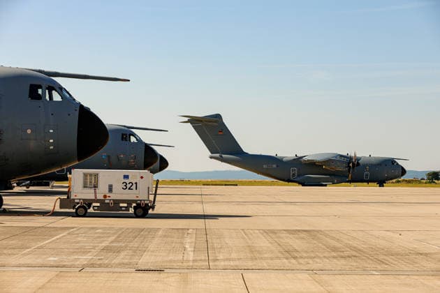Bundeswehr fliegt mit drei A400M 76 THW-Helfer, 10 Ärzte mit 4 A400M, 29 Tonnen Hilfsgüter ins Erdbebengebiet in Venezuela Ein A400M rollt zum Start. Wunstorf Fliegerhorst Wunstorf, LTG 62 Niedersachsen, Region Hannover Germany *** The Bundeswehr is flying 76 THW rescue workers and 10 doctors to the earthquake-stricken area in Venezuela on three A400Ms, 29 metric tons of relief supplies to the earthquake-stricken area in Venezuela An A400M taxis to the runway at Wunstorf Air Base, LTG 62 Lower Saxony, Hanover region, Germany