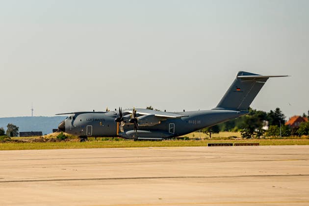 Bundeswehr fliegt mit drei A400M 76 THW-Helfer, 10 Ärzte mit 4 A400M, 29 Tonnen Hilfsgüter ins Erdbebengebiet in Venezuela Ein A400M rollt zur Startbahn. Wunstorf Fliegerhorst Wunstorf, LTG 62 Niedersachsen, Region Hannover Germany *** The Bundeswehr is flying 76 THW rescue workers and 10 doctors to the earthquake-stricken area in Venezuela on four A400M aircraft, 29 metric tons of relief supplies to the earthquake-stricken area in Venezuela An A400M taxis to the runway at Wunstorf Air Base, LTG 62 Lower Saxony, Hanover region, Germany