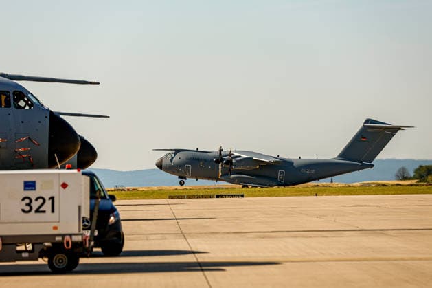 Bundeswehr fliegt mit drei A400M 76 THW-Helfer, 10 Ärzte mit 4 A400M, 29 Tonnen Hilfsgüter ins Erdbebengebiet in Venezuela Ein A400M ist gestartet. Wunstorf Fliegerhorst Wunstorf, LTG 62 Niedersachsen, Region Hannover Germany *** The Bundeswehr is flying 76 THW aid workers and 10 doctors to the earthquake-stricken area in Venezuela on three A400Ms, 29 metric tons of relief supplies to the earthquake-stricken area in Venezuela. One A400M has taken off from Wunstorf Air Base, LTG 62 Lower Saxony, Hanover region, Germany