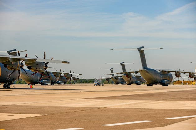 Bundeswehr fliegt mit drei A400M 76 THW-Helfer, 10 Ärzte mit 4 A400M, 29 Tonnen Hilfsgüter ins Erdbebengebiet in Venezuela Auf dem Vorfeld vom Fliegerhorst Wunstorf stehen A400M. Wunstorf Fliegerhorst Wunstorf, LTG 62 Niedersachsen, Region Hannover Germany *** The Bundeswehr is flying 76 THW rescue workers on three A400Ms, 10 doctors on four A400Ms, 29 metric tons of relief supplies to the earthquake-stricken area in Venezuela. A400Ms are parked on the tarmac at Wunstorf Air Base. Wunstorf Air Base, LTG 62 Lower Saxony, Hanover Region, Germany