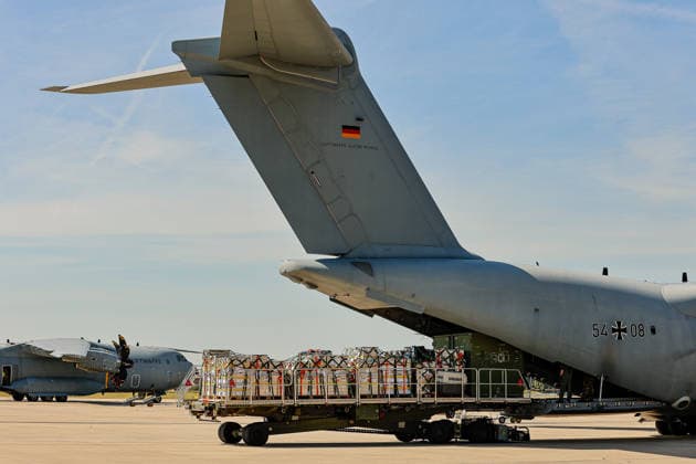 Bundeswehr fliegt mit drei A400M 76 THW-Helfer, 10 Ärzte mit 4 A400M, 29 Tonnen Hilfsgüter ins Erdbebengebiet in Venezuela Hilfsgüter sind auf Paletten verzurrt worden und werden zu einem A400M transportiert. Dort wird das Material in den Laderaum gerollt. Wunstorf Fliegerhorst Wunstorf, LTG 62 Niedersachsen, Region Hannover Germany *** The Bundeswehr is flying 76 THW aid workers and 10 doctors to the earthquake-stricken area in Venezuela using four A400M aircraft, 29 metric tons of relief supplies to the earthquake-stricken area in Venezuela. The relief supplies have been secured on pallets and are being transported to an A400M. There, the supplies are rolled into the cargo hold. Wunstorf Air Base, LTG 62 Lower Saxony, Hanover Region, G