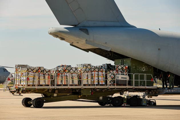 Bundeswehr fliegt mit drei A400M 76 THW-Helfer, 10 Ärzte mit 4 A400M, 29 Tonnen Hilfsgüter ins Erdbebengebiet in Venezuela Hilfsgüter sind auf Paletten verzurrt worden und werden zu einem A400M transportiert. Dort wird das Material in den Laderaum gerollt. Wunstorf Fliegerhorst Wunstorf, LTG 62 Niedersachsen, Region Hannover Germany *** The Bundeswehr is flying 76 THW aid workers and 10 doctors to the earthquake-stricken area in Venezuela using four A400M aircraft, 29 metric tons of relief supplies to the earthquake-stricken area in Venezuela. The relief supplies have been secured on pallets and are being transported to an A400M. There, the supplies are rolled into the cargo hold. Wunstorf Air Base, LTG 62 Lower Saxony, Hanover Region, G