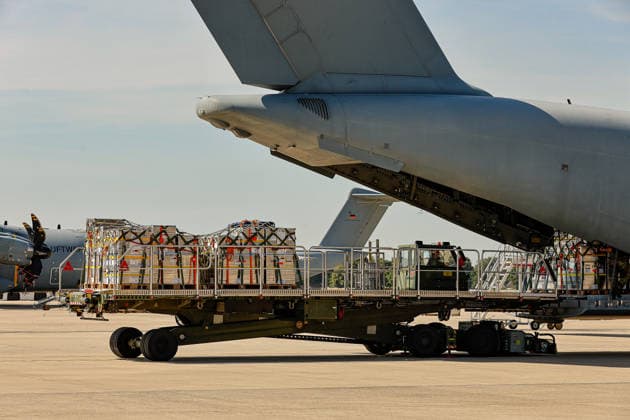 Bundeswehr fliegt mit drei A400M 76 THW-Helfer, 10 Ärzte mit 4 A400M, 29 Tonnen Hilfsgüter ins Erdbebengebiet in Venezuela Hilfsgüter sind auf Paletten verzurrt worden und werden zu einem A400M transportiert. Dort wird das Material in den Laderaum gerollt. Wunstorf Fliegerhorst Wunstorf, LTG 62 Niedersachsen, Region Hannover Germany *** The Bundeswehr is flying 76 THW aid workers and 10 doctors to the earthquake-stricken area in Venezuela using four A400M aircraft, 29 metric tons of relief supplies to the earthquake-stricken area in Venezuela. The relief supplies have been secured on pallets and are being transported to an A400M. There, the supplies are rolled into the cargo hold. Wunstorf Air Base, LTG 62 Lower Saxony, Hanover Region, G