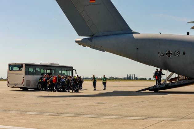 Bundeswehr fliegt mit drei A400M 76 THW-Helfer, 10 Ärzte mit 4 A400M, 29 Tonnen Hilfsgüter ins Erdbebengebiet in Venezuela Die THW-Helfer sind an einem A400M eingetroffen. Sie wurden von der THW-Präsidentin Sabine Lackner veranschiedet. Die Flugzeit nach Venezuela, samt einem Tankstopp, dauert etwa 13 Stunden. Wunstorf Fliegerhorst Wunstorf, LTG 62 Niedersachsen, Region Hannover Germany *** The Bundeswehr is flying 76 THW volunteers and 10 doctors to the earthquake-stricken area in Venezuela on four A400M aircraft, 29 metric tons of relief supplies to the earthquake-stricken area in Venezuela. The THW volunteers arrived on an A400M. They were seen off by THW President Sabine Lackner. The flight time to Venezuela, including a refueling st