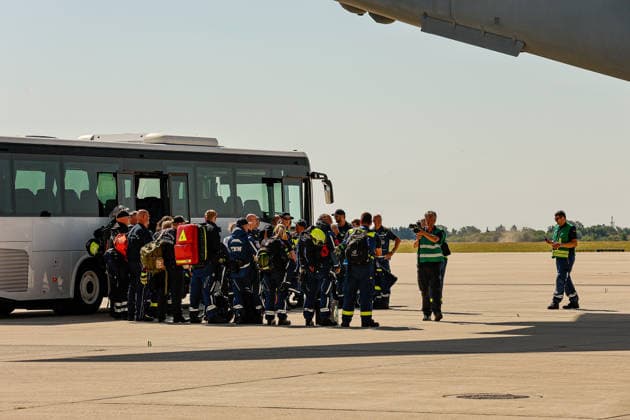 Bundeswehr fliegt mit drei A400M 76 THW-Helfer, 10 Ärzte mit 4 A400M, 29 Tonnen Hilfsgüter ins Erdbebengebiet in Venezuela Die THW-Helfer sind an einem A400M eingetroffen. Sie wurden von der THW-Präsidentin Sabine Lackner veranschiedet. Die Flugzeit nach Venezuela, samt einem Tankstopp, dauert etwa 13 Stunden. Wunstorf Fliegerhorst Wunstorf, LTG 62 Niedersachsen, Region Hannover Germany *** The Bundeswehr is flying 76 THW volunteers and 10 doctors to the earthquake-stricken area in Venezuela on four A400M aircraft, 29 metric tons of relief supplies to the earthquake-stricken area in Venezuela. The THW volunteers arrived on an A400M. They were seen off by THW President Sabine Lackner. The flight time to Venezuela, including a refueling st