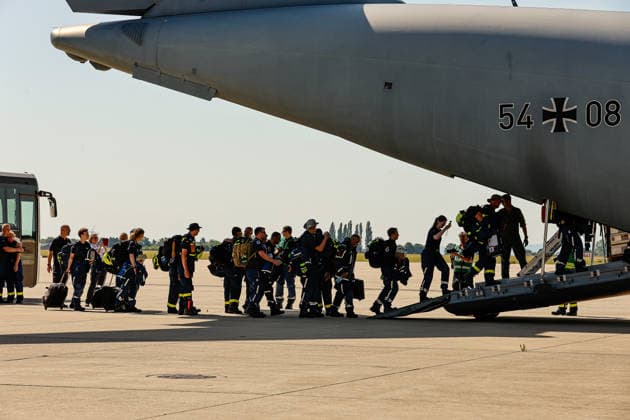 Bundeswehr fliegt mit drei A400M 76 THW-Helfer, 10 Ärzte mit 4 A400M, 29 Tonnen Hilfsgüter ins Erdbebengebiet in Venezuela Die THW-Helfer sind an einem A400M eingetroffen. Sie wurden von der THW-Präsidentin Sabine Lackner veranschiedet. Die Flugzeit nach Venezuela, samt einem Tankstopp, dauert etwa 13 Stunden. Wunstorf Fliegerhorst Wunstorf, LTG 62 Niedersachsen, Region Hannover Germany *** The Bundeswehr is flying 76 THW volunteers and 10 doctors to the earthquake-stricken area in Venezuela on four A400M aircraft, 29 metric tons of relief supplies to the earthquake-stricken area in Venezuela. The THW volunteers arrived on an A400M. They were seen off by THW President Sabine Lackner. The flight time to Venezuela, including a refueling st