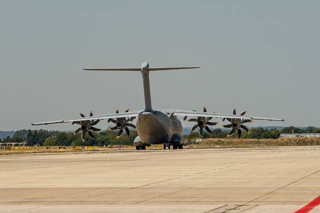 Bundeswehr fliegt mit drei A400M 76 THW-Helfer, 10 Ärzte mit 4 A400M, 29 Tonnen Hilfsgüter ins Erdbebengebiet in Venezuela Der A400M mit der Flugnummer GAF 112 rollt mit 5 Besatzungsmitgliedern, 26 THW-Helefern und 9,5 Tonnen Hilfsgütern zum Start. Wunstorf Fliegerhorst Wunstorf, LTG 62 Niedersachsen, Region Hannover Germany *** The Bundeswehr is flying 76 THW rescue workers and 10 doctors to the earthquake-stricken area in Venezuela on four A400M aircraft, 29 metric tons of relief supplies to the earthquake-stricken area in Venezuela. The A400M with flight number GAF 112 taxis to the runway at Wunstorf Air Base with 5 crew members, 26 THW aid workers, and 9.5 metric tons of relief supplies. Wunstorf Air Base, LTG 62 Lower Saxony, Hanove