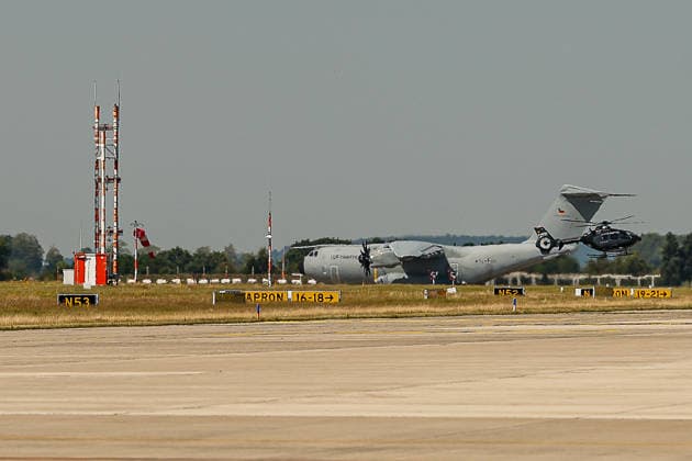 Bundeswehr fliegt mit drei A400M 76 THW-Helfer, 10 Ärzte mit 4 A400M, 29 Tonnen Hilfsgüter ins Erdbebengebiet in Venezuela Der A400M mit der Flugnummer GAF 112 rollt mit 5 Besatzungsmitgliedern, 26 THW-Helefern und 9,5 Tonnen Hilfsgütern zum Start. Wunstorf Fliegerhorst Wunstorf, LTG 62 Niedersachsen, Region Hannover Germany *** The Bundeswehr is flying 76 THW rescue workers and 10 doctors to the earthquake-stricken area in Venezuela on four A400M aircraft, 29 metric tons of relief supplies to the earthquake-stricken area in Venezuela. The A400M with flight number GAF 112 taxis to the runway at Wunstorf Air Base with 5 crew members, 26 THW aid workers, and 9.5 metric tons of relief supplies. Wunstorf Air Base, LTG 62 Lower Saxony, Hanove
