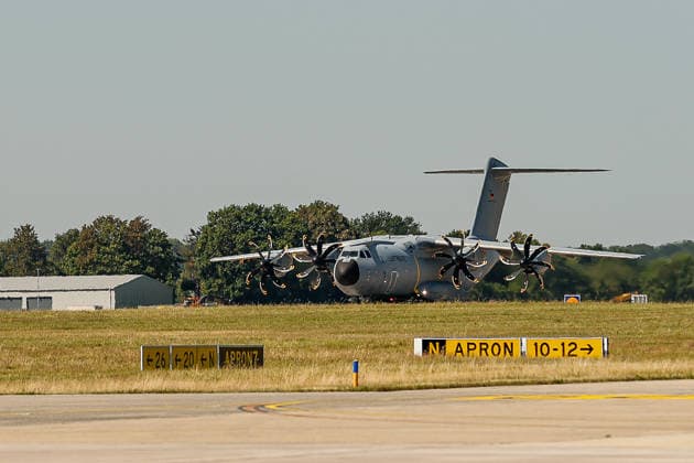 Bundeswehr fliegt mit drei A400M 76 THW-Helfer, 10 Ärzte mit 4 A400M, 29 Tonnen Hilfsgüter ins Erdbebengebiet in Venezuela Der A400M mit der Flugnummer GAF 112 startet mit 5 Besatzungsmitgliedern, 26 THW-Helefern und 9,5 Tonnen Hilfsgütern zum etwa 13-stündigen Flug ins Erdbebengebiet nach Venezuela. Wunstorf Fliegerhorst Wunstorf, LTG 62 Niedersachsen, Region Hannover Germany *** The Bundeswehr is flying 76 THW rescue workers, 10 doctors, and 29 metric tons of relief supplies to the earthquake-stricken area in Venezuela on four A400M aircraft. The A400M with flight number GAF 112 is taking off with a crew of five, 26 THW rescue workers, and 9.5 metric tons of relief supplies for the approximately 13-hour flight to the earthquake-strick