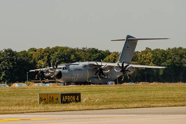 Bundeswehr fliegt mit drei A400M 76 THW-Helfer, 10 Ärzte mit 4 A400M, 29 Tonnen Hilfsgüter ins Erdbebengebiet in Venezuela Der A400M mit der Flugnummer GAF 112 startet mit 5 Besatzungsmitgliedern, 26 THW-Helefern und 9,5 Tonnen Hilfsgütern zum etwa 13-stündigen Flug ins Erdbebengebiet nach Venezuela. Wunstorf Fliegerhorst Wunstorf, LTG 62 Niedersachsen, Region Hannover Germany *** The Bundeswehr is flying 76 THW rescue workers, 10 doctors, and 29 metric tons of relief supplies to the earthquake-stricken area in Venezuela on four A400M aircraft. The A400M with flight number GAF 112 is taking off with a crew of five, 26 THW rescue workers, and 9.5 metric tons of relief supplies for the approximately 13-hour flight to the earthquake-strick