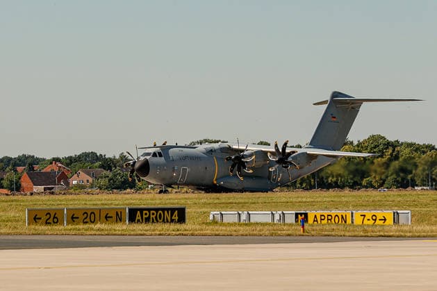 Bundeswehr fliegt mit drei A400M 76 THW-Helfer, 10 Ärzte mit 4 A400M, 29 Tonnen Hilfsgüter ins Erdbebengebiet in Venezuela Der A400M mit der Flugnummer GAF 112 startet mit 5 Besatzungsmitgliedern, 26 THW-Helefern und 9,5 Tonnen Hilfsgütern zum etwa 13-stündigen Flug ins Erdbebengebiet nach Venezuela. Wunstorf Fliegerhorst Wunstorf, LTG 62 Niedersachsen, Region Hannover Germany *** The Bundeswehr is flying 76 THW rescue workers, 10 doctors, and 29 metric tons of relief supplies to the earthquake-stricken area in Venezuela on four A400M aircraft. The A400M with flight number GAF 112 is taking off with a crew of five, 26 THW rescue workers, and 9.5 metric tons of relief supplies for the approximately 13-hour flight to the earthquake-strick